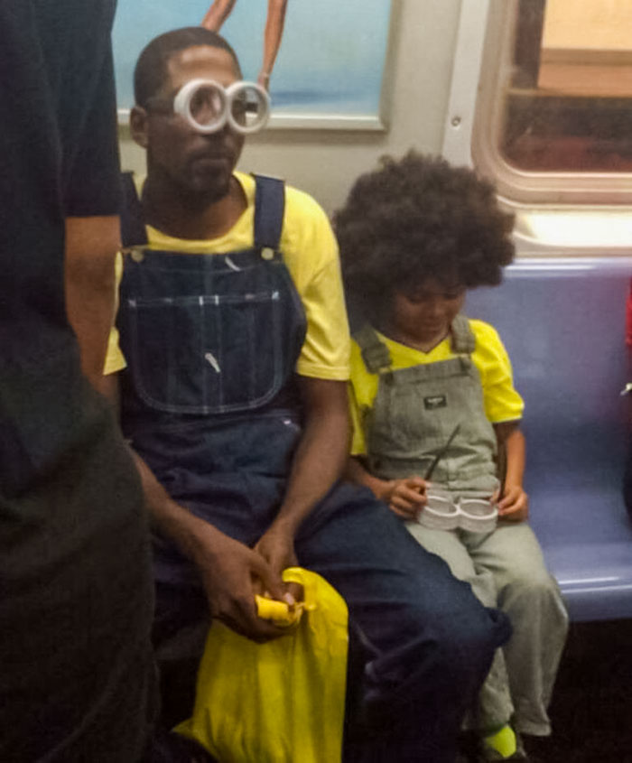 El premio al padre del año es para este caballero que llevaba al cine a un niño muy emocionado
