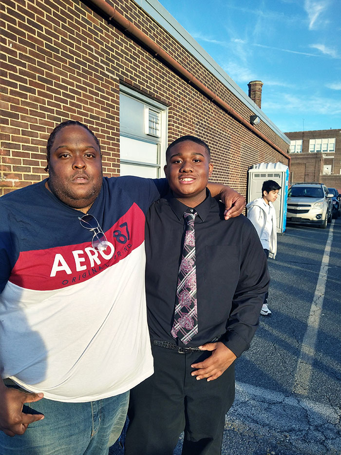 Un momento de orgullo para un padre. Mi joven rey se ha graduado hoy de la escuela secundaria. Sé que su madre está mirando desde arriba y está muy orgullosa de él