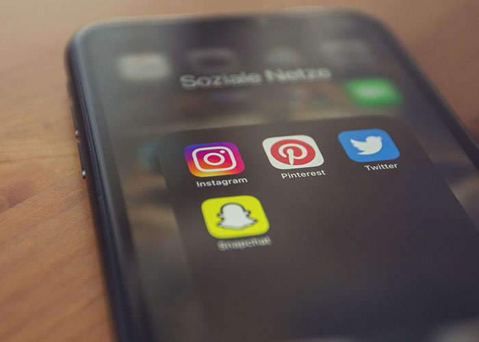 Woman Discovers She's Being Tracked On Her Phone By Her 'Friend', Cuts All Ties And Asks The Internet For Help