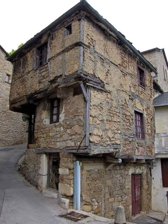 La casa más antigua de Francia se encuentra en Aveyron y tiene más de 700 años, fue construida en el siglo XIII y perteneció a una tal Jeanne