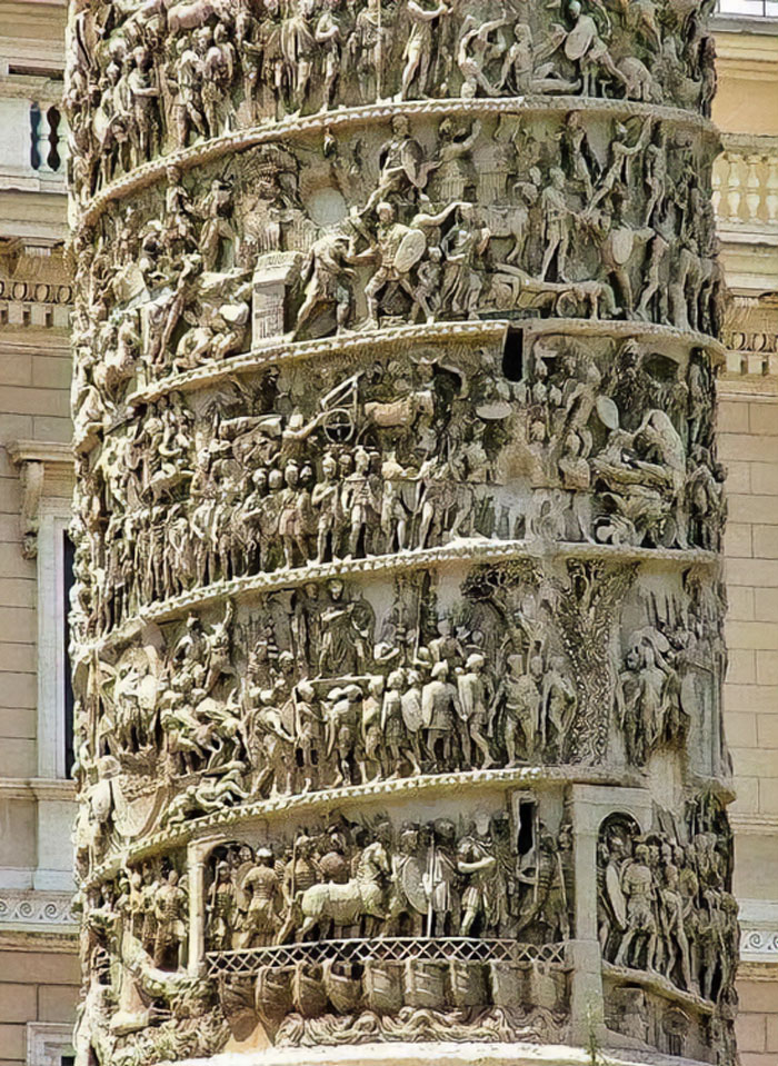 Los detalles arquitectónicos de la columna de Marco Aurelio. Imagenes militares talladas en esta columna del siglo II en Roma, Italia