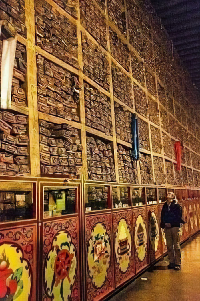 El Monasterio de Sakya. Esta biblioteca fue descubierta en el Tíbet detrás de un enorme muro (60 metros de largo y 10 metros de alto). Contiene 84.000 manuscritos secretos, que incluyen la historia de la humanidad con más de 1000 años de antigüedad