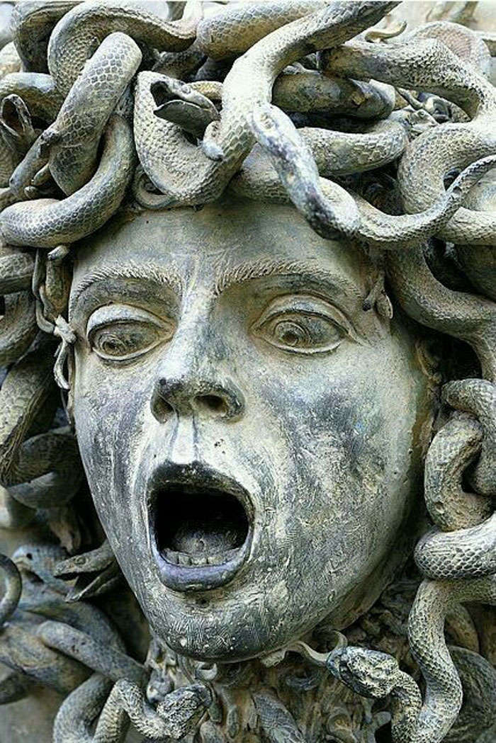 La escultura de Medusa (siglo II d.C.) en la Villa de Adriano, Tívoli, Italia