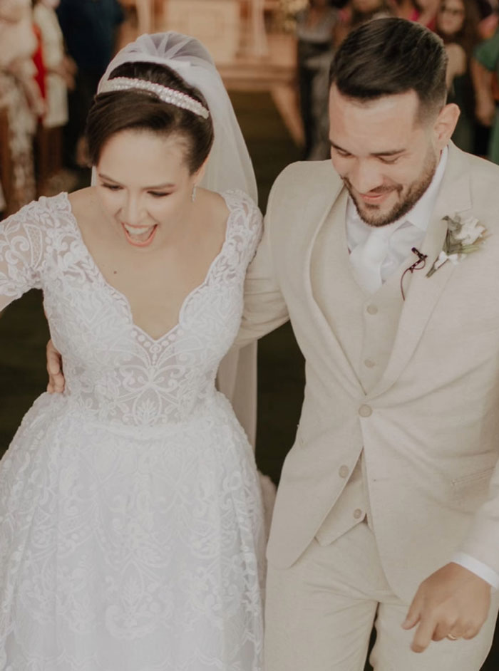 This Stray Dog "Invaded" A Wedding And Ended Up Being Adopted By The Newlyweds