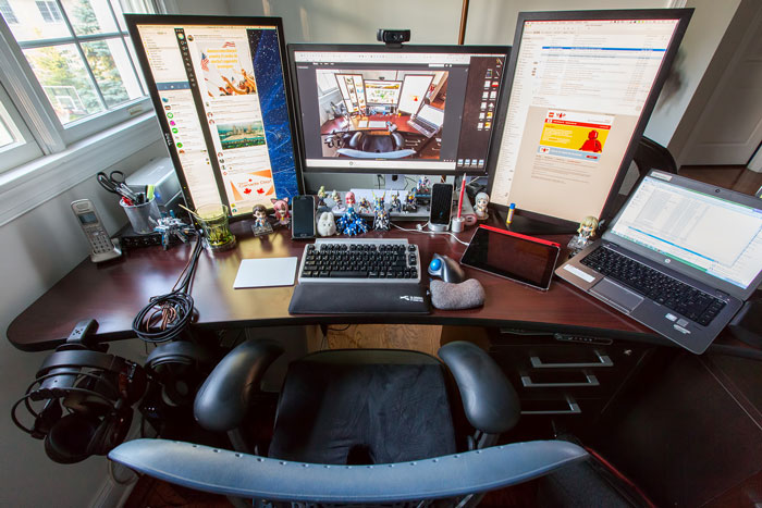 Parents Kick Out Their &ldquo;Nerdy&rdquo; Son, Thinking It&rsquo;s His Sister Who Pays Their Bills, Ask Him To Come Back After She Confesses