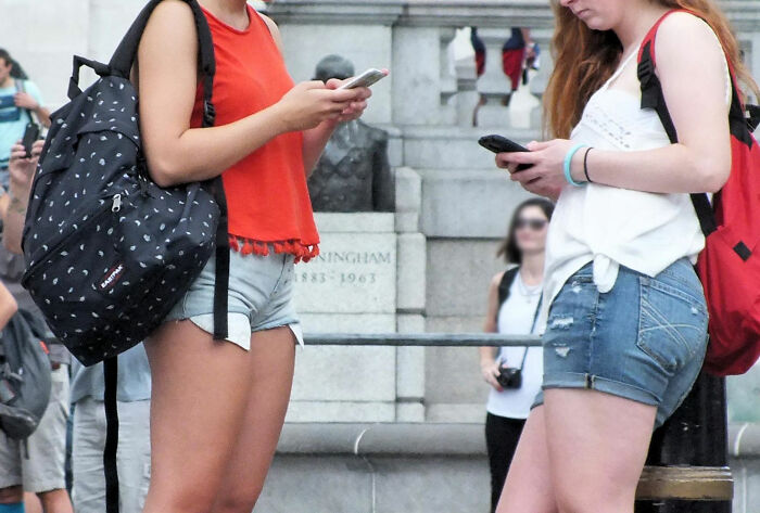 Person Asks A Question "What Modern Trend Do You Absolutely Hate?", And 30 People Online Deliver