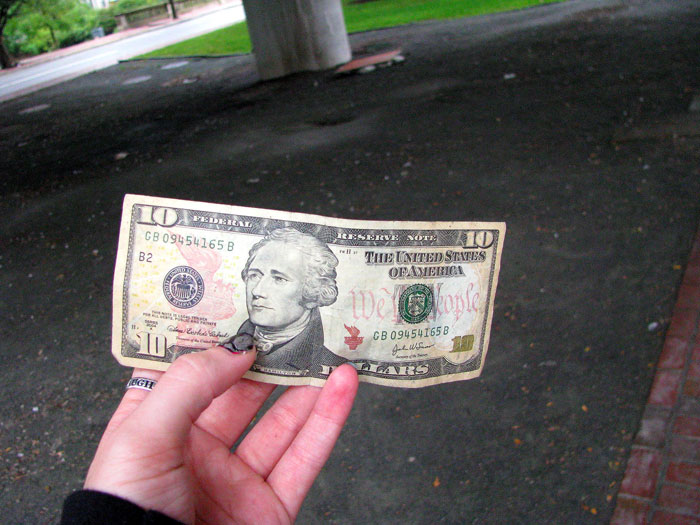 Woman Is Fed Up With Husband’s Snarky Comments About Her Finances, So She Withdraws All Her Money, Leaving Him With $900 - 11