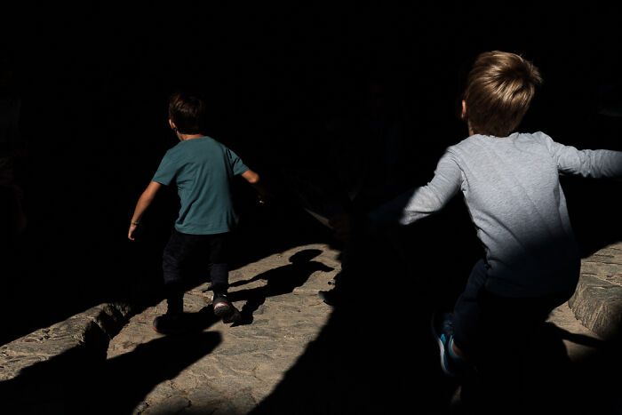 I Like To See The ‘Street As Theatre’ When Doing Street Photography (30 Pics)