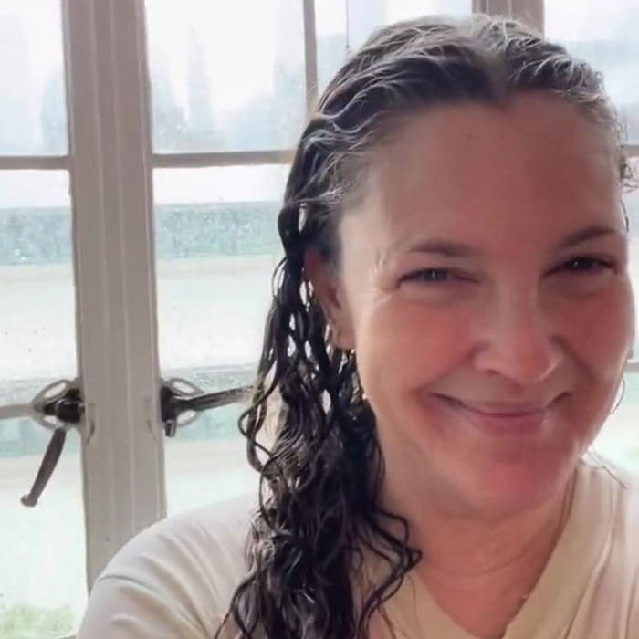 People Celebrate An Overjoyed Drew Barrymore Frolicking Around During Rainstorm - 4