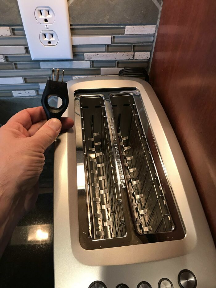 This Toaster's Cord Has Finger Pull