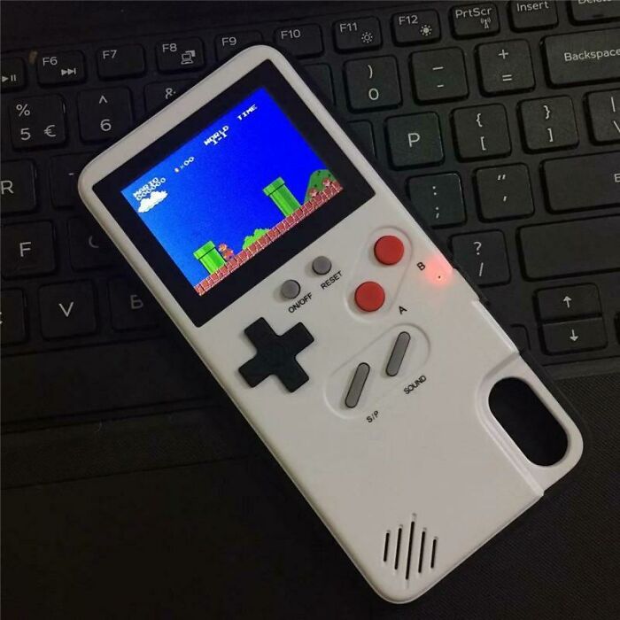 Funda de móvil con emulador de 36 juegos. Funciona genial.