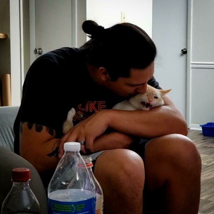 ¡¡¡Cualquier cosa menos los besos!!! ¡¡¡Suéltame, padre!!!