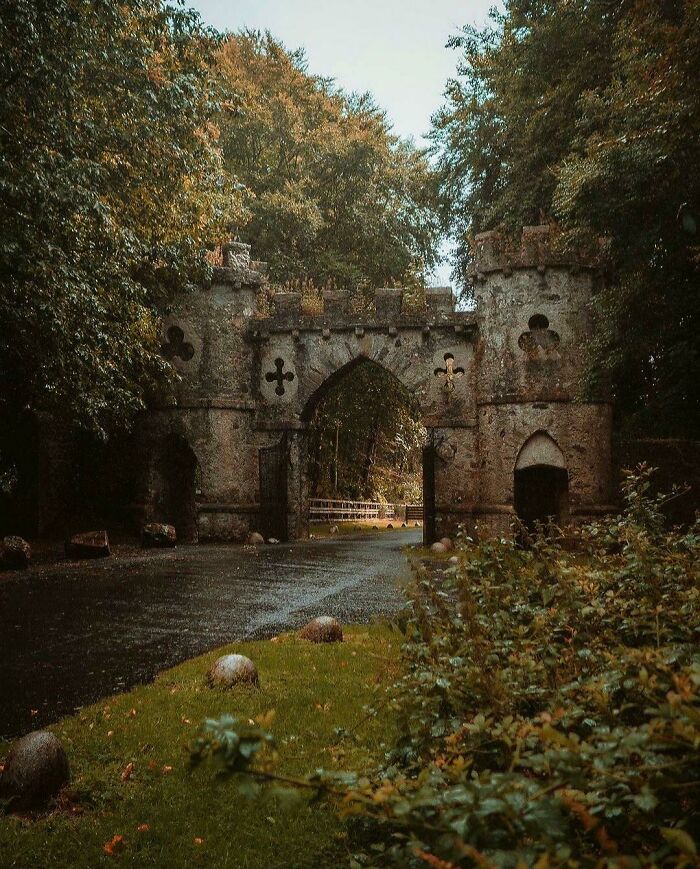 La 18ª puerta de Babrican del bosque de Tollymore, montañas Mourne, Irlanda del Norte