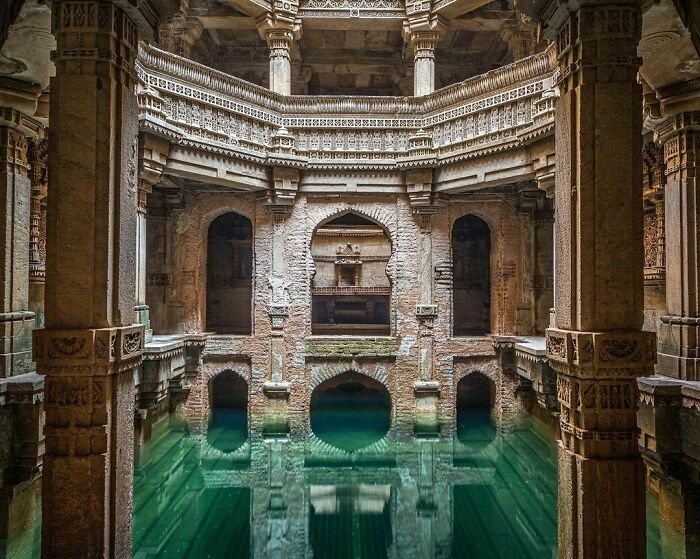 Espectacular pozo escalonado de Adalaj en Ahmedabad, India