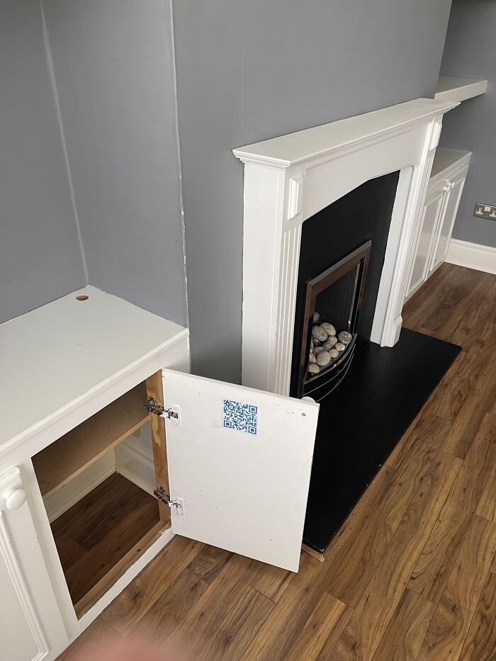 Ayer fui a ver una casa y me encontré con este código QR en la parte interior de la puerta del armario. He caído en la famosa broma de "Never Gonna Give You Up"