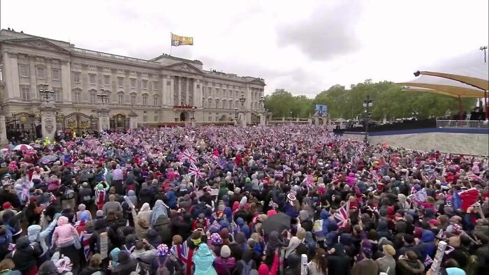 Increíble. ¡La Reina saluda desde el balcón del palacio Buckingham a la fila de seguridad del aeropuerto de Manchester!