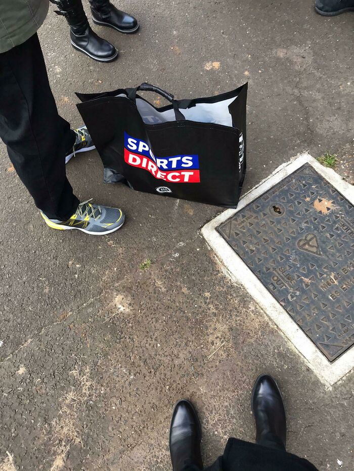 Ayer fui al entierro de las cenizas de mi cuñada, y llevaron sus cenizas al cementerio en una bolsa de Sports Direct