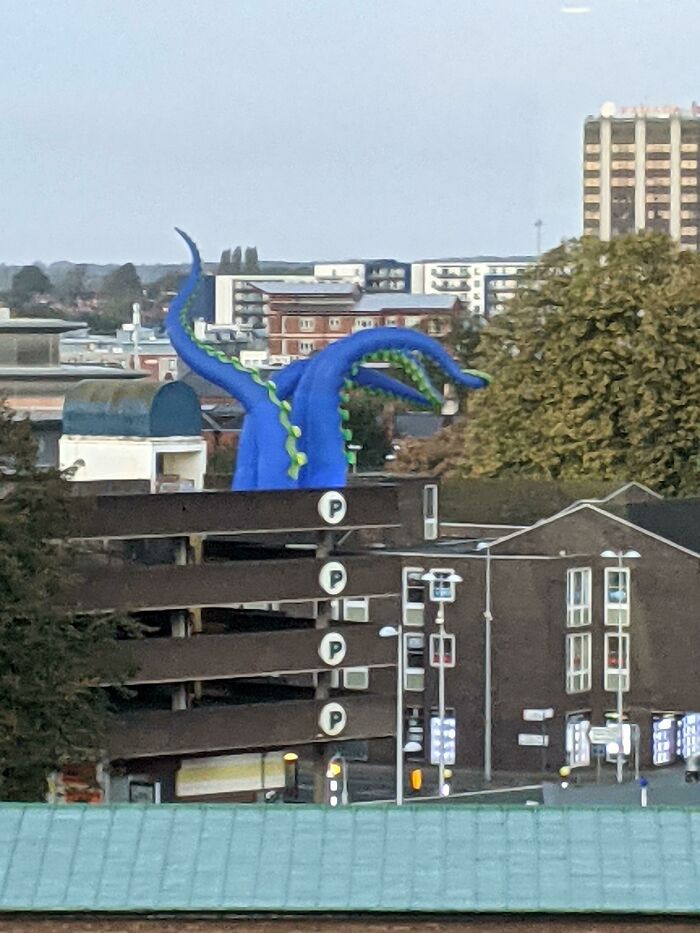 La vista desde mi escritorio esta mañana. Supongo que si los dioses han venido a destruir el mundo, al menos han empezado por Coventry