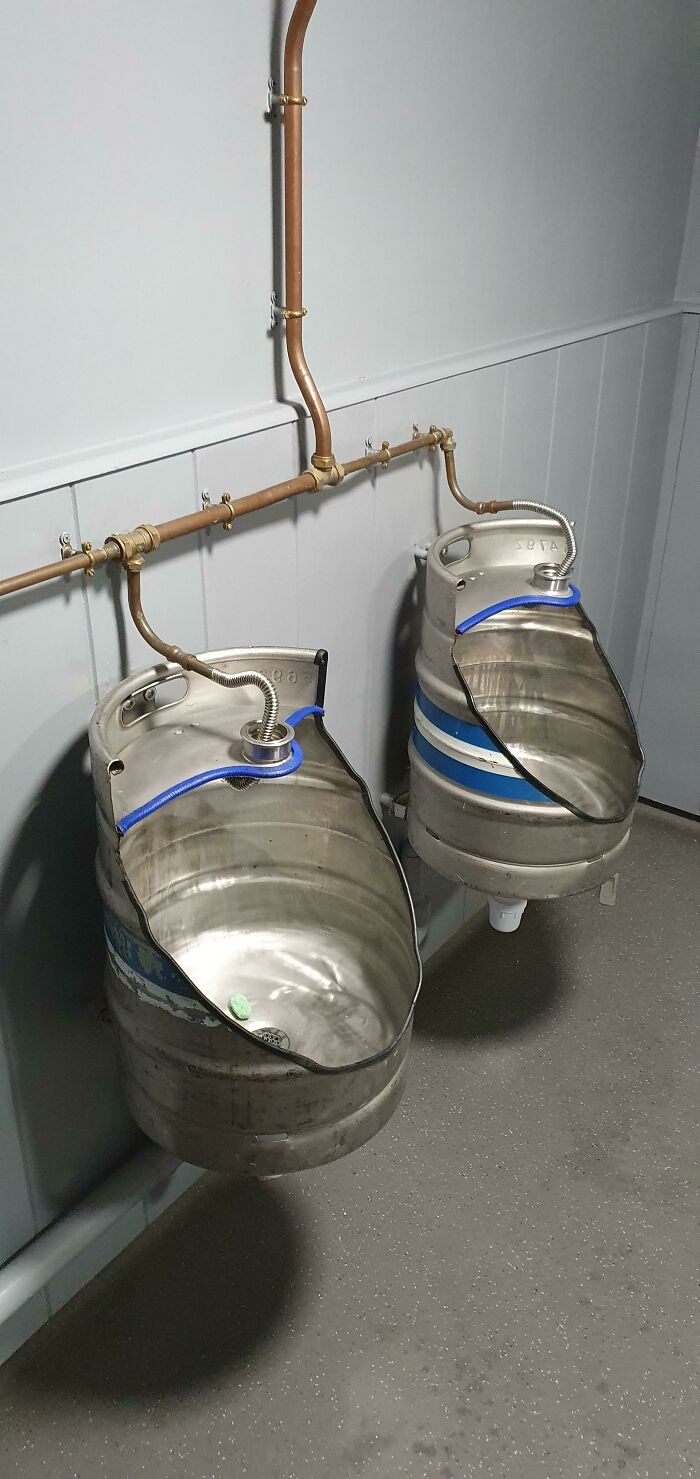 Chicos, no quiero presumir, pero por fin he descubierto cómo se fabrica la cerveza Carling