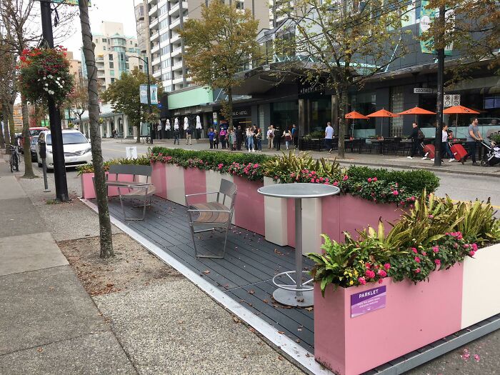 Mi ciudad ha estado quitando algunos estacionamientos en la calle y haciendo estos "Parklets". Es un uso mucho mejor del espacio