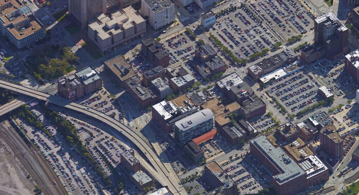 No sé cómo se siente vivir en el centro de Cleveland, pero definitivamente parece un estacionamiento gigante.