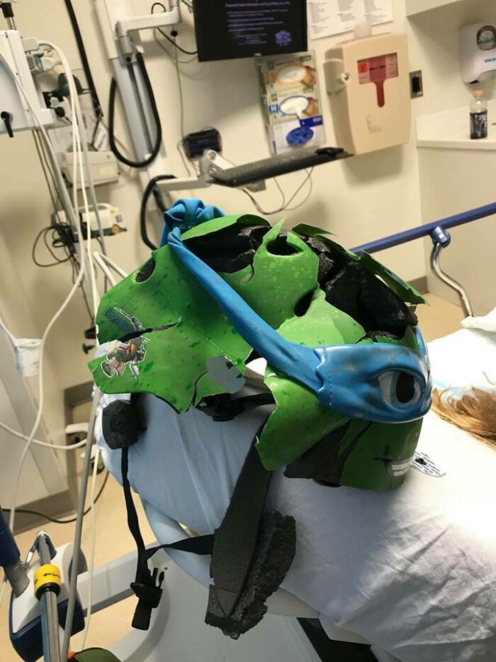 Padres, por favor, asegúrense de que sus hijos lleven casco. Funcionan