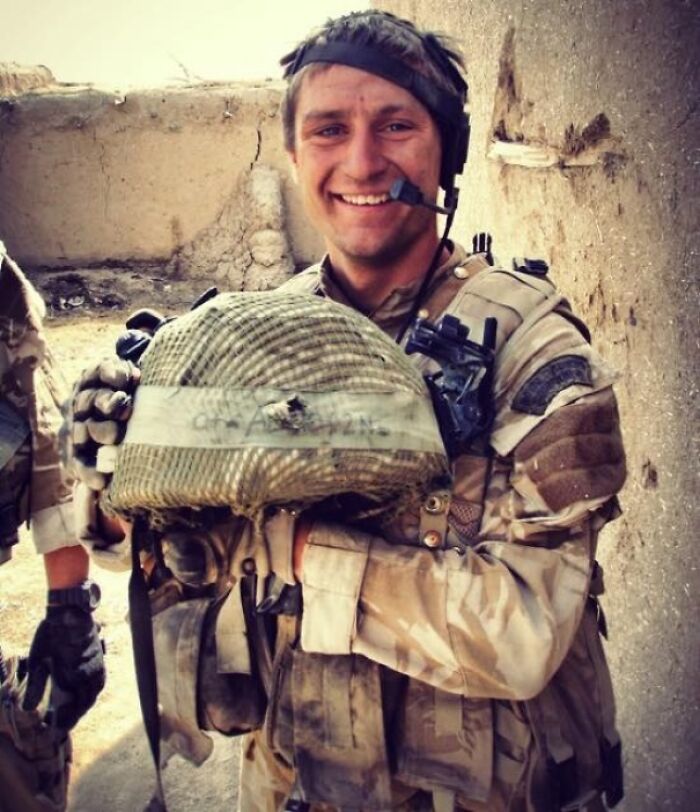 Un hombre sobrevive a un disparo en la cabeza gracias a un casco de kevlar