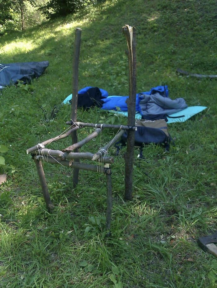 En este día, hace 11 años, mi amigo no llevó su silla de picnic al campamento, pero teníamos un rollo de cuerda