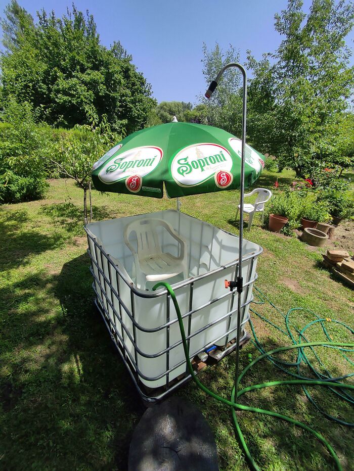 Jacuzzi en el patio trasero de un ingeniero paleto