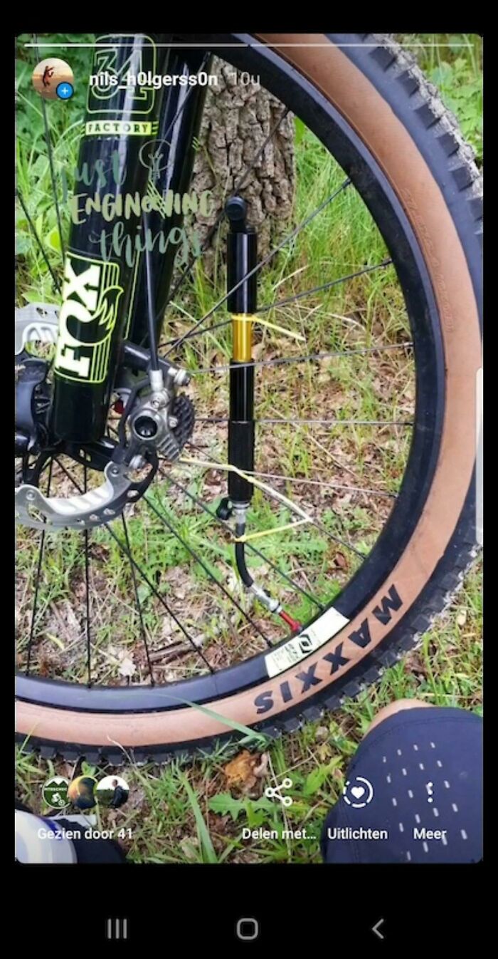 Presta Valve Broke, But Instead Of Walking To The Nearest Bikeshop With A Flat Tire.. I Ziptied My Handpump On Some Spokes And Rode There. The Mechanic Couldn't Believe Wat He Saw