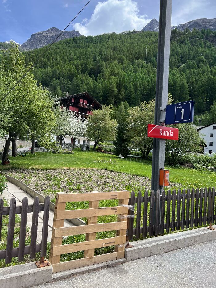 Gate Broken? No Problem! Use A Wood Pallet And Plastic Wrap For Hinges