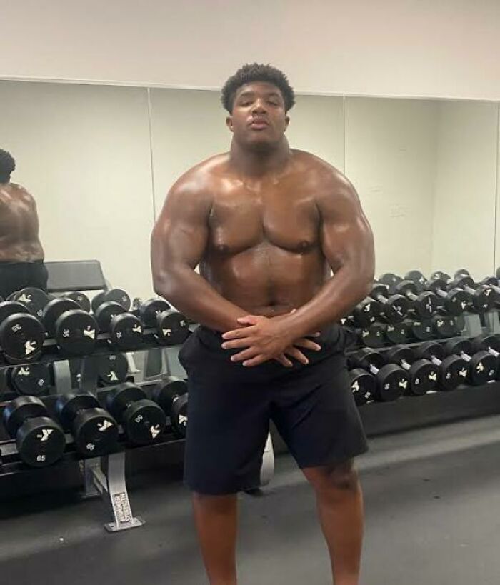 Recluta de fútbol americano de 14 años, 1,90 metros y 136 kilos, Tyler Parker