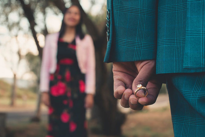 Bride Considers Deleting Her Friend's Engagement Photos, The Internet Supports Her - 10