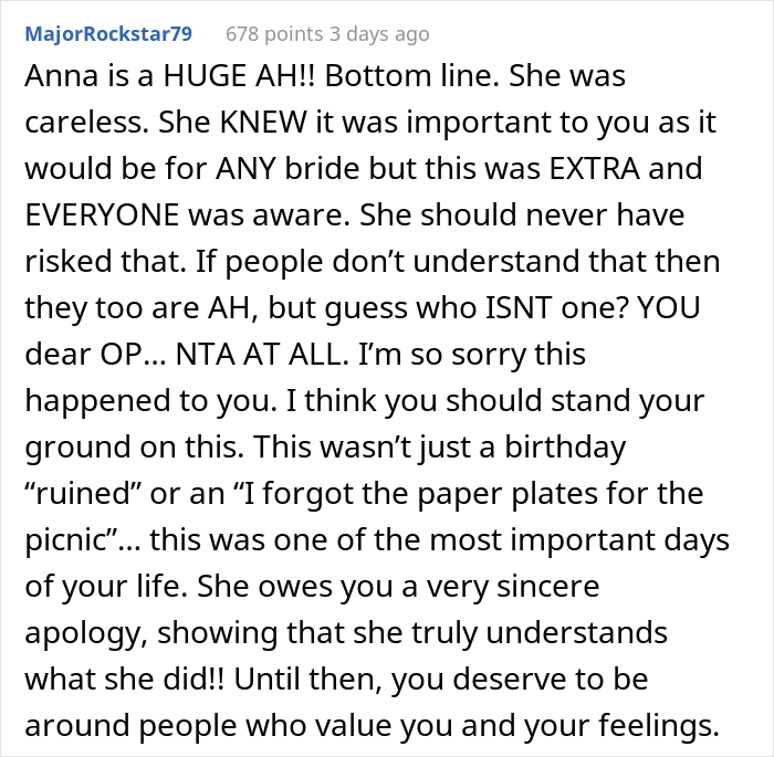 Bride Wanted To Wear Her Mom's Wedding Gown To Her Own Wedding, Bridesmaid "Accidentally" Spilled Wine On It Bride Wanted To Wear Her Mom's Wedding Gown To Her Own Wedding, Bridesmaid "Accidentally" Spilled Wine On It