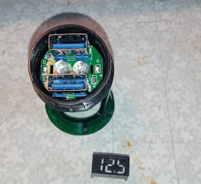 This Car USB Adapter Has A Fake Power Display, It's Just Two LEDs And A Frame