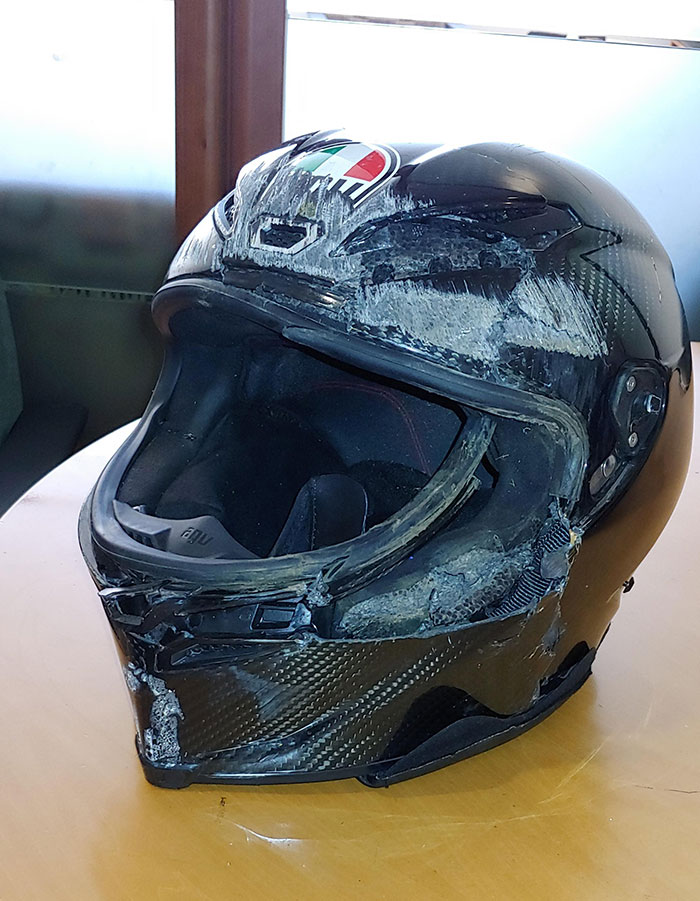 Recordatorio diario para llevar su equipo, el casco de mi amigo después de su accidente. Sin lesiones en la cabeza