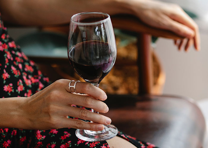 Bride Wanted To Wear Her Mom's Wedding Gown To Her Own Wedding, Bridesmaid "Accidentally" Spilled Wine On It Bride Wanted To Wear Her Mom's Wedding Gown To Her Own Wedding, Bridesmaid "Accidentally" Spilled Wine On It