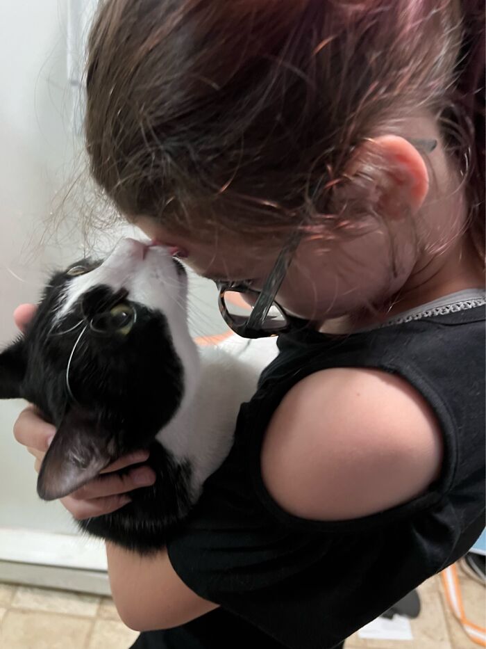 Oreo Missed Her Kid!! Tongue To The Forehead And All.