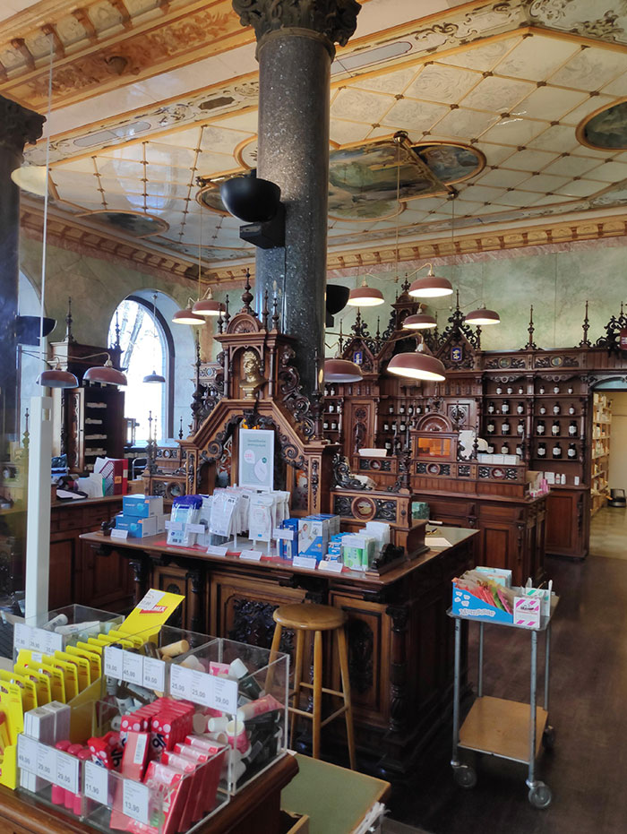 Una farmacia que vi en Estocolmo. Ha sido una farmacia desde el año 1800 y sigue manteniendo la decoración original