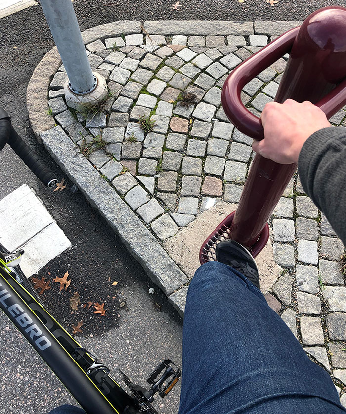 Existen soportes para que los ciclistas se sujeten mientras esperan a que cambie el semáforo