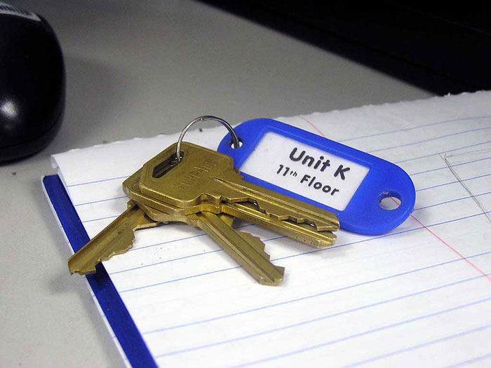 "I Don't Even Know If It Looks All Good": Tenant Refuses To Sign Inspection Form In The Blind, Is Told That She Wouldn't Get The Keys Otherwise