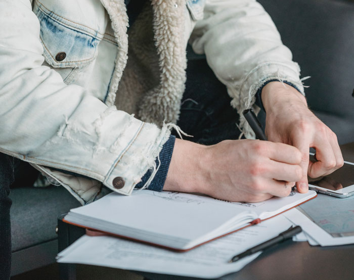 “Nunca seas el primero en decir cifras”: 20 personas comparten sus consejos más valiosos para buscar empleo