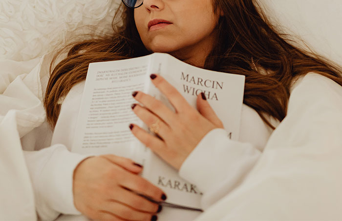 Mother-In-Law Wants To Sleep In Couple's Bed, Can't Take 'No' For An Answer And Starts Marital Drama