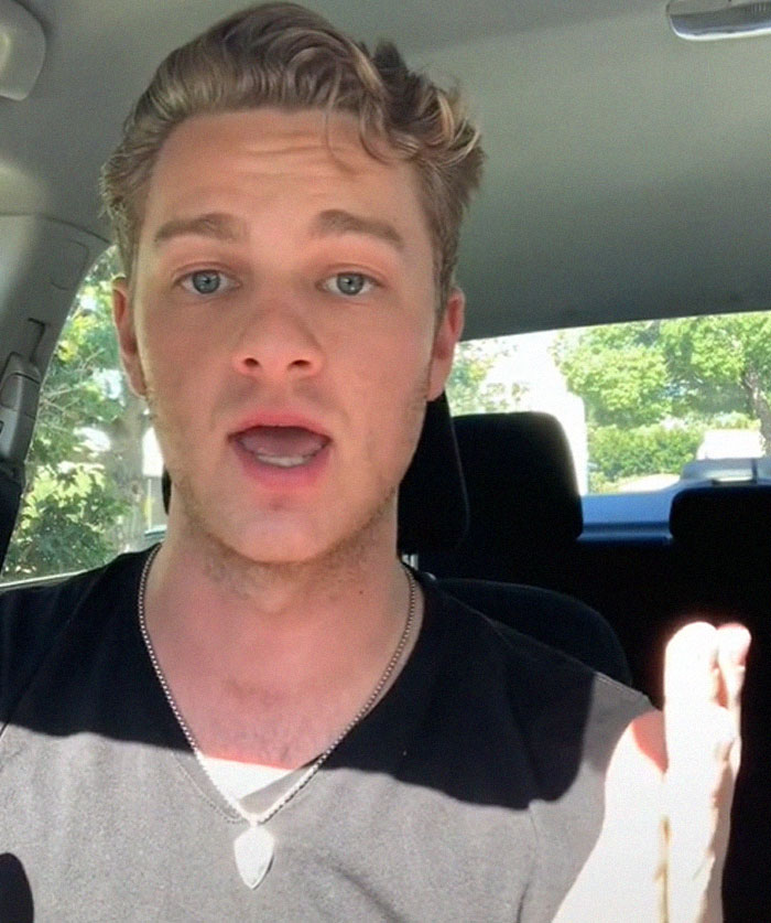 Server Goes On A Rant About Customers Who Don't Tip Enough, Divides The Internet Server Goes On A Rant About Customers Who Don't Tip Enough, Divides The Internet