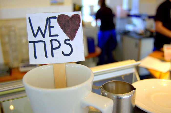 Server Goes On A Rant About Customers Who Don't Tip Enough, Divides The Internet Server Goes On A Rant About Customers Who Don't Tip Enough, Divides The Internet