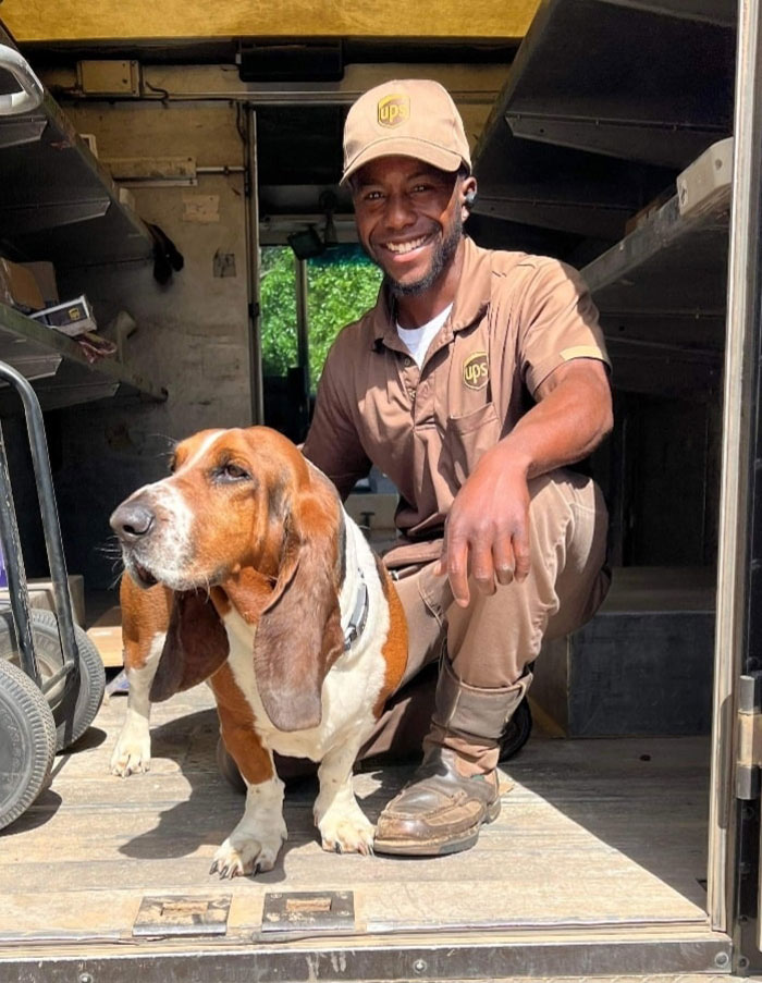 Nuestro cachorro Floyd está en casa de mis suegros de visita el fin de semana. ¡Se subió en el asiento delantero como si estuviera a punto de ir a dar un paseo! Lol Auburn, Alabama