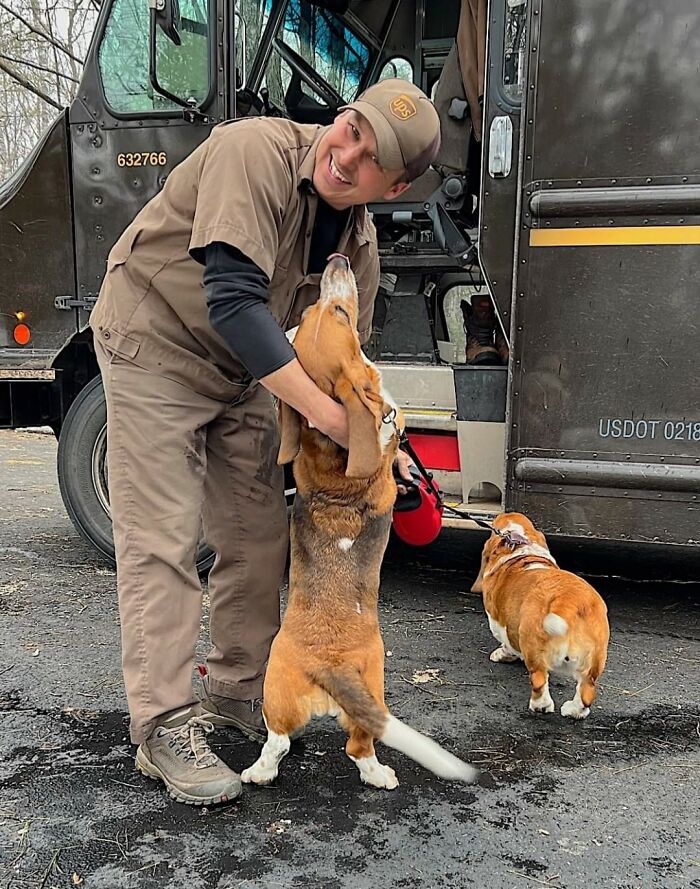 Estas son nuestras niñas Lucy y Ethel (son hermanas) con nuestro conductor de UPS Amos... ¡lo adoran! Vivimos en Manitowish Waters en el extremo norte de Wisconsin