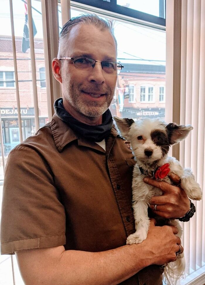 Kaiya y nuestro chico favorito de UPS, Darren. Mount Airy, Maryland