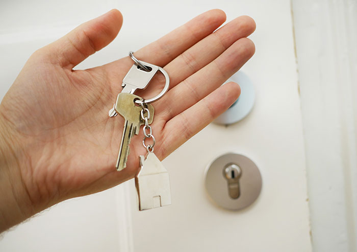 Woman Confronts Maintenance Guy For Repeatedly Entering Her House Unannounced And Without Knocking In A Viral TikTok