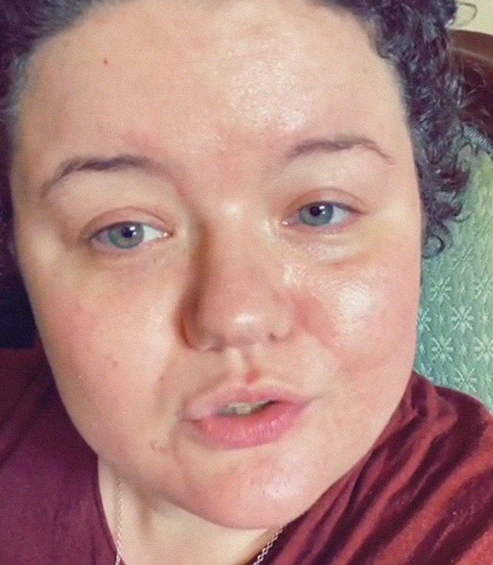 Plus-Size Woman Left In Shock After Waiter Fat-Shames Her So Outrageously, Other People Can't Even Believe It - 1